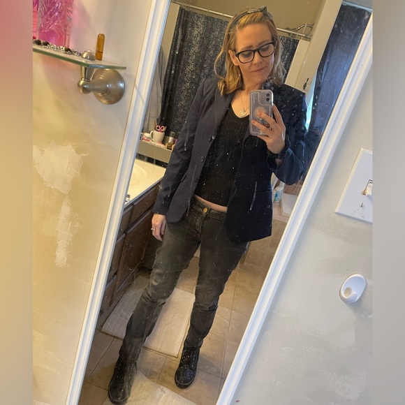 Meet your Posher, Robin! Welcome to my Closet! - Picture 13 of 15